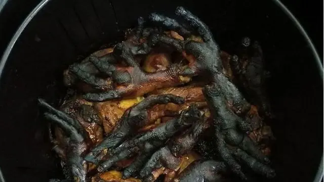 6 Momen Apes Masak Ceker Sampai Gosong Ini Bikin Elus Dada