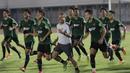 Pemain Timnas Indonesia U-22 saat sesi latihan di Stadion Madya, Jakarta, Rabu (24/7). Latihan ini merupakan persiapan jelang Sea Games 2019 Filipina. (Bola.com/M Iqbal Ichsan)