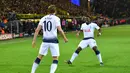 Penyerang Tottenham Hotspur Harry Kane (kiri) bersama Serge Aurier melakukan selebrasi usai mencetak gol ke gawang Borussia Dortmund pada leg kedua babak 16 besar Liga Champions di Stadion BVB, Dortmund, Jerman, Selasa (5/3). (Bernd Thissen/dpa via AP)
