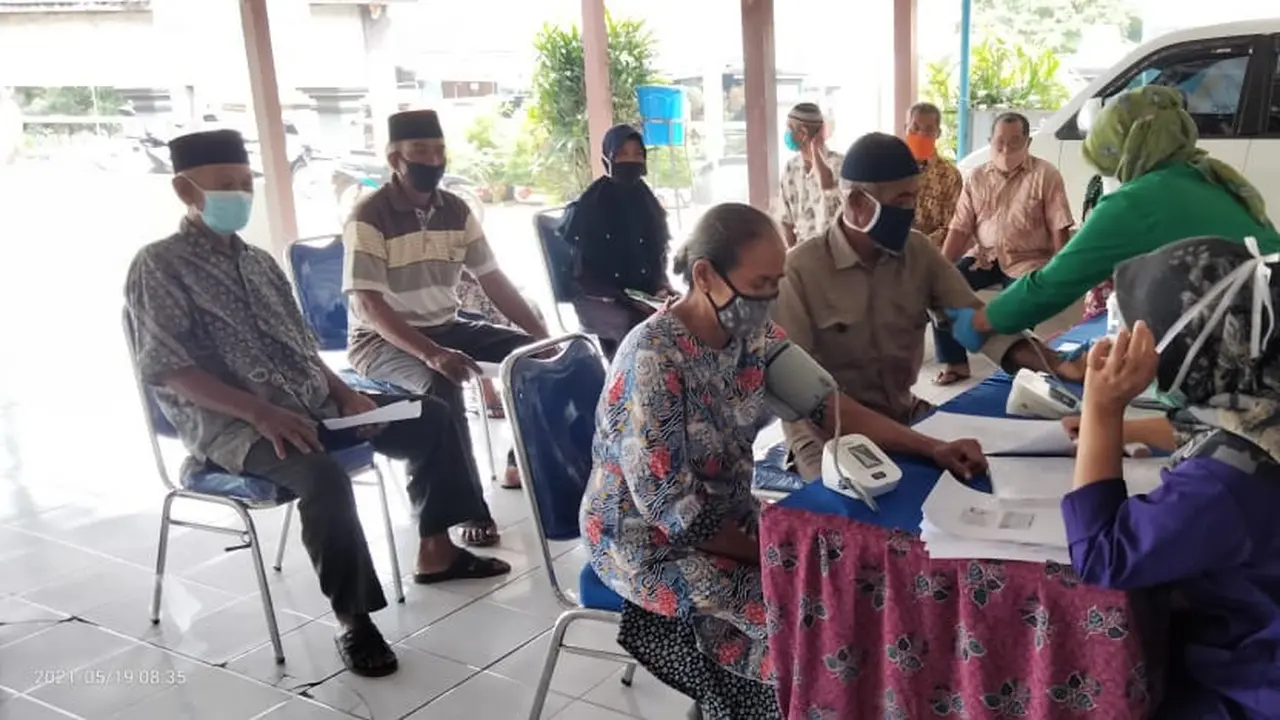 Sejumlah lansia di Blora pada saat menerima suntikan vaksin Covid-19 (Liputan6.com/Ahmad Adirin)