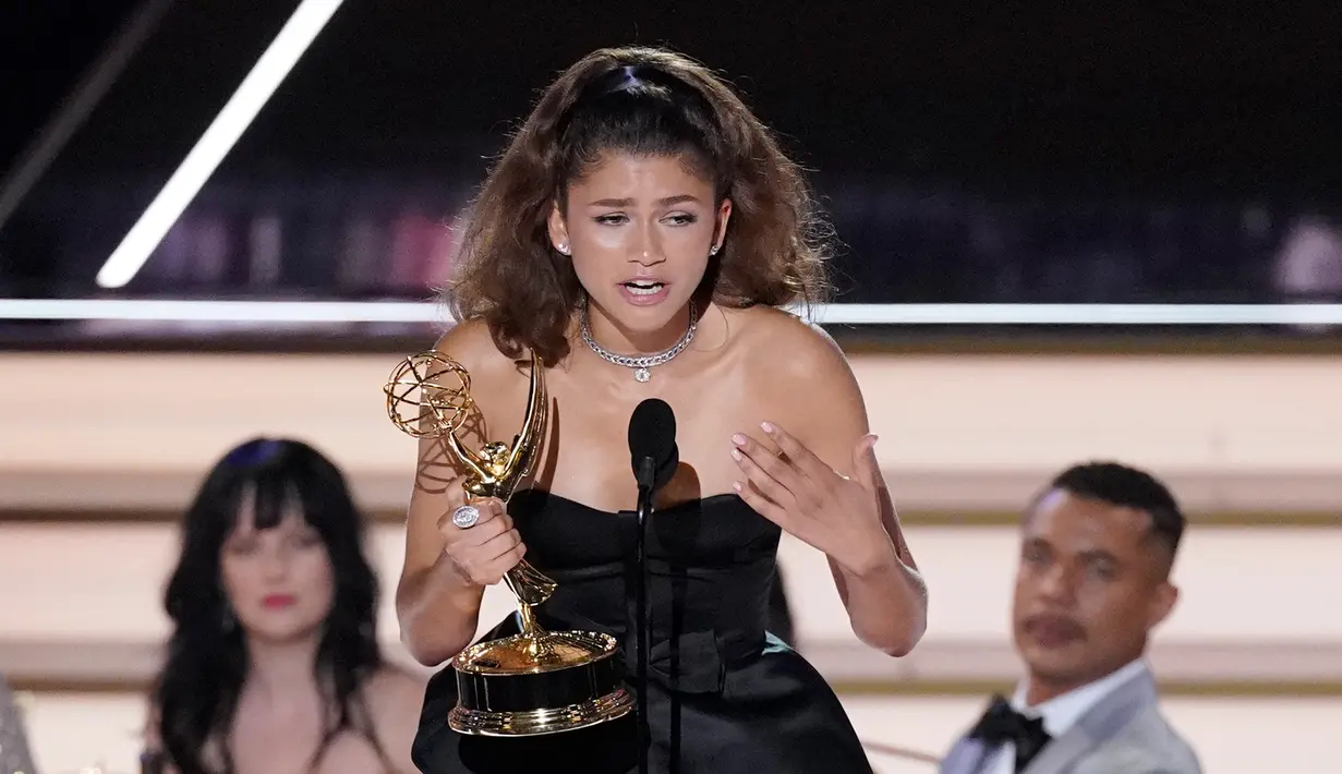 Zendaya menerima penghargaan aktris utama terbaik dalam serial drama 'Euphoria' pada ajang Emmy Awards 2022 di Microsoft Theater, Los Angeles, Amerika Serikat, 12 September 2022. Zendaya menyingkirkan nomine lainnya, yakni Jodie Comer (Killing Eve), Laura Linney (Ozark), Melanie Lynskey (Yellowjackets), Sandra Oh (Killing Eve) dan Reese Witherspoon (The Morning Show). (AP Photo/Mark Terrill)