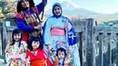 Foto keluarga yang menggemaskan dari Desta, Natasha Rizky dan anak-anak kenakan Kimono [@desta80s]