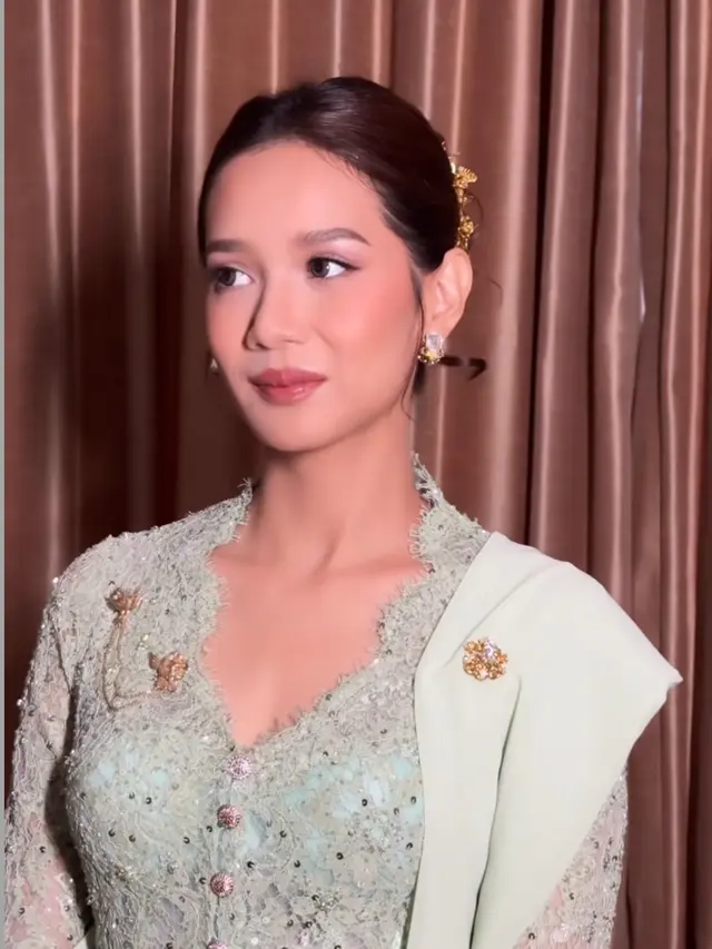 Gista Putri saat Hadir di Tunangan Anak Sambungnya. [@iwanetaufik_hair]