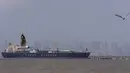 Kapal pengangkut Liquefied Petroleum Gas (LPG) berbendera India, Jag Vasant, yang mengangkut gas minyak cair, terlihat di Pelabuhan Mumbai, India, setelah tiba melewati Selat Hormuz, Rabu, 1 April 2026. Kapal pengangkut Liquefied Petroleum Gas (LPG) berbendera India, Jag Vasant, tiba di Pelabuhan Mumbai, India. (AP Photo/Rafiq Maqbool)