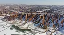 Foto dari udara yang diabadikan pada 3 Desember 2020 ini menunjukkan pemandangan Mahuangliang Loess Geopark usai turun salju di Kota Yulin, Provinsi Shaanxi, China barat laut. (Xinhua/Tao Ming)