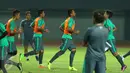 Pelatih Luis Milla mengawasi latihan uji lapangan Timnas Indonesia U-22 di Stadion Patriot Candrabhaga, Bekasi, Selasa (4/4). Timnas Indonesia U-22 akan melawan Persija pada Rabu (5/4). Liputan6.com/Helmi Fithriansyah)