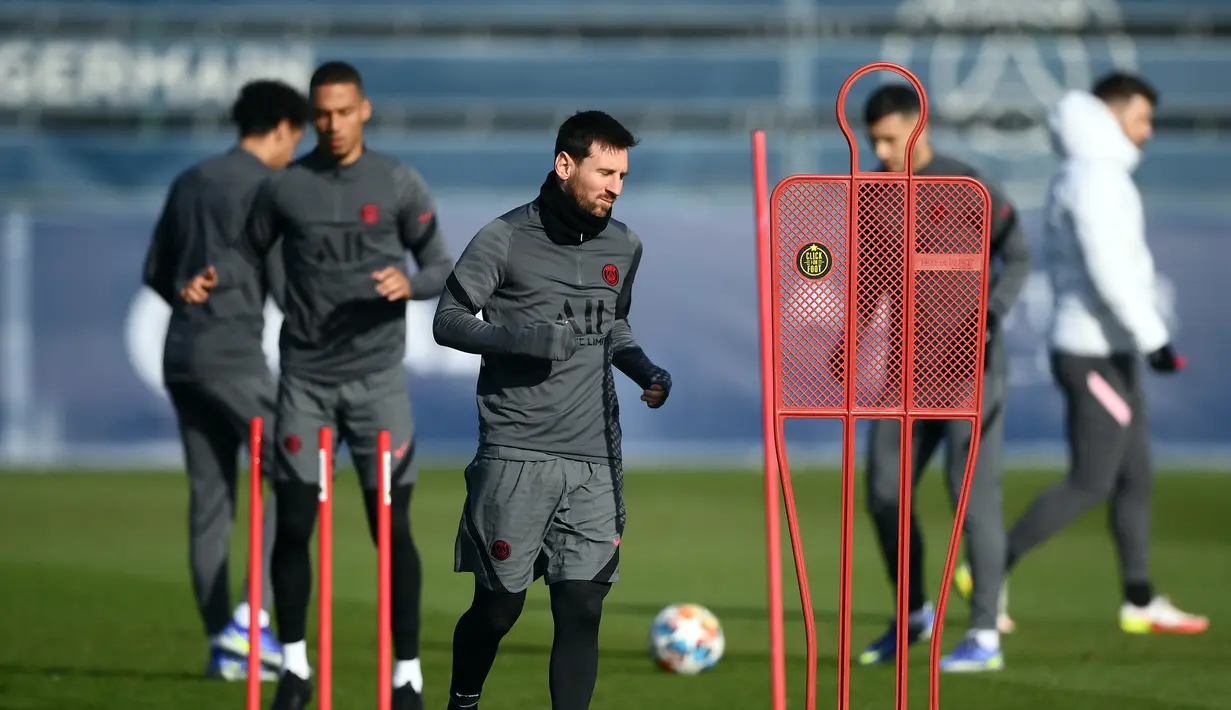 Penyerang Paris Saint-Germain (PSG)  Lionel Messi berlari selama sesi latihan di tempat latihan klub Camp des Loges di Saint-Germain-en-Laye pada 14 Februari 2022. PSG akan menjamu Real Madrid pada leg pertama babak 16 besar Liga Champions, Rabu 16 Februari 2022. (FRANCK FIFE/AFP)