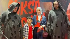 Okie Agustina membagikan salah satu potretnya menghadiri gala premiere film Siksa Neraka dengan putra bungsunya, Miro Materazzi. Dalam potret tersebut, ibu dan anak itu terlihat diapit oleh dua pria berbadan besar memakai pakaian serba hitam. Di sini, Okie juga membagikan cerita perjuangan Kiesha dalam menjalani syuting sampai badannya luka-luka. (Liputan6.com/IG/@okieagustina_)