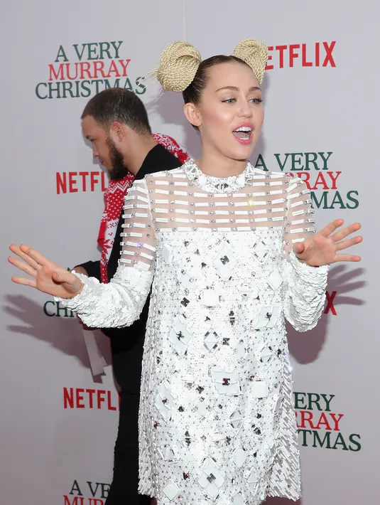 Miley Cyrus sudah lama berkarier didunia hiburan hollywood sejak belia. Ia sempat memainkan acara di stasiun tv dan kepiawaiannya dalam bermusik meraih penghargaan bergengsi.  Menurut 10FOR, kekayaan Miley meraup hingga USD 16 Juta. (AFP/Bintang.com)