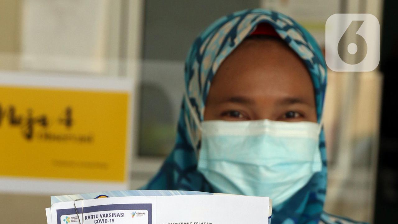 FOTO: Tenaga Kesehatan di Tangerang Selatan Mulai Disuntik Vaksin COVID-19