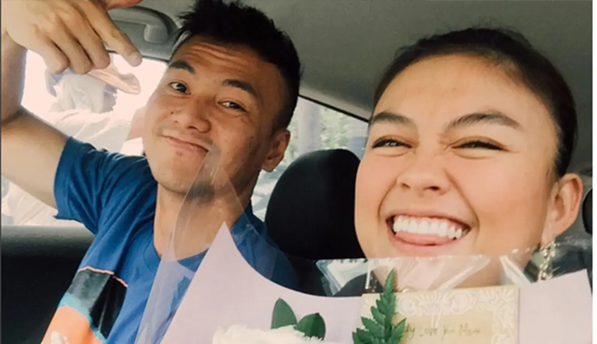 Rumor lain pasangan ini diduga kuat telah tunangan ketika Wijaya mengunggah foto dia bersama Agnez di dalam mobil, lalu dia menyebut Agnez "mommy" dan dirinya "daddy" di keterangan fotonya. (Via Instagram/@saputrawijaya)