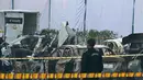 Tim forensik telah dikerahkan, dan bagian-bagian dari kendaraan yang hancur telah dikirim ke laboratorium untuk dianalisis. Tampak dalam foto, sejumlah ahli forensik melakukan penyelidikan di lokasi ledakan setelah terjadi ledakan di dekat Red Fort di kawasan tua Delhi pada 11 November 2025. (Arun SANKAR/AFP)