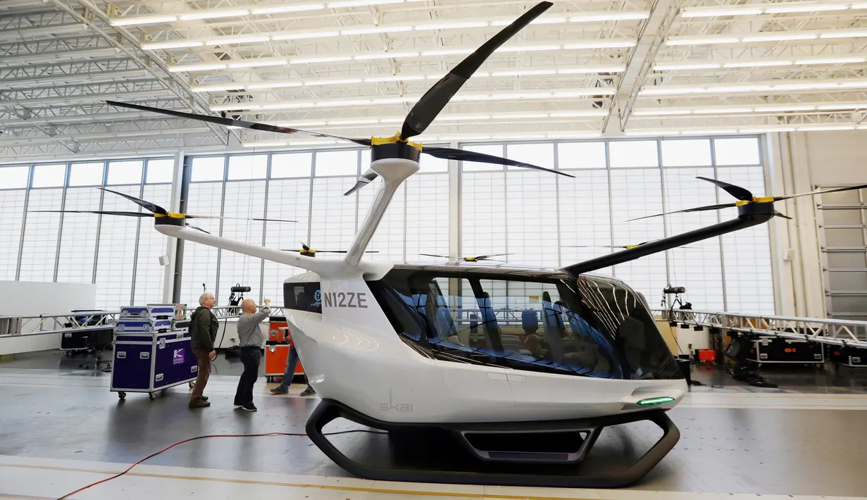 Mobil terbang bernama Skai yang dikembangkan oleh perusahaan startup Alaka’I Technologies di Newbury Park, California, 28 Mei 2019. Skai dapat menampung hingga 5 orang penumpang termasuk sang pengendara dengan berat sekitar 453 kg. (AP/Marcio Jose Sanchez)