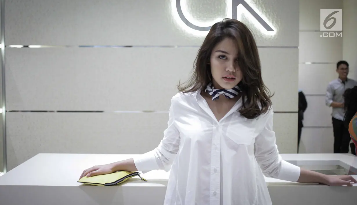 Artis peran Vanessa Prescilla berpose saat menghadiri peluncuran salah satu brand produk di Jakarta, Rabu (21/3). Vanesha Prescilla ramai diperbincangkan publik usai membintangi film Dilan 1990. (Liputan6.com/Faizal Fanani)