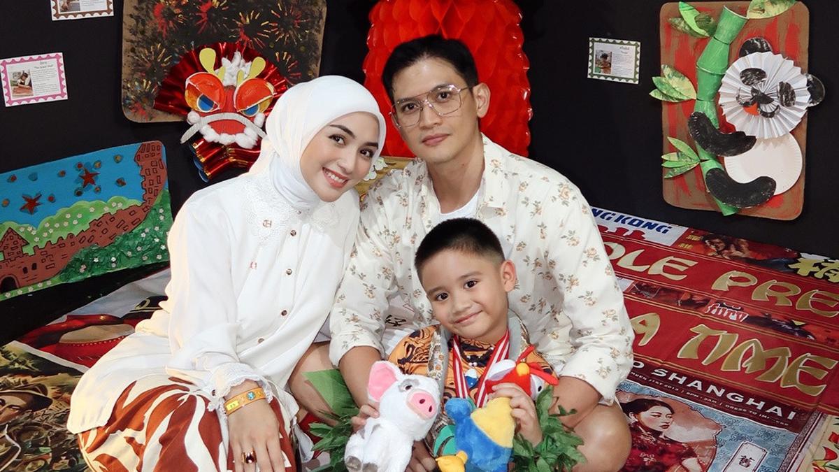 Potret Citra Kirana dan Rezky Adhitya Kompak Temani Athar Tampil di Acara Sekolah