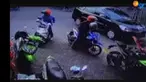 Aksi pelaku dilihat korban dari layar CCTV. Sri Lestari, sang korban pun langsung keluar mengejar pelaku bersama warga.