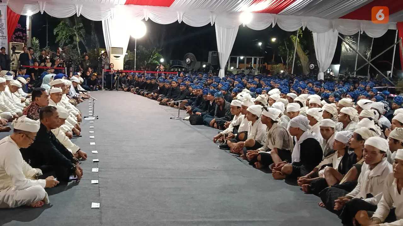Suku Baduy dan Gubernur Banten di Seba Baduy 2025. (Sabtu, 03/05/2025). (Yandhi Deslatama/Liputan6.com).