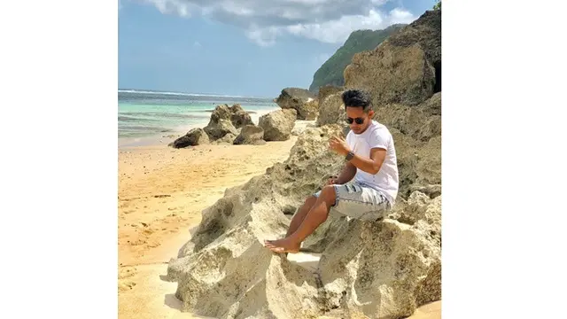 6 Gaya Liburan Andik Vermansah di Pantai, Lepas Penat
