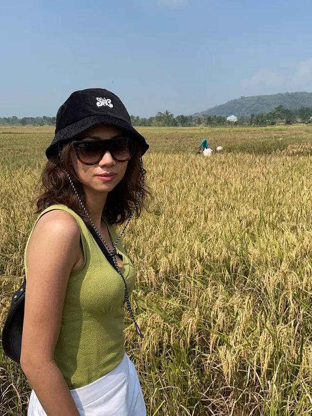 [Fimela] Potret penampilan istri Bimbim Slank