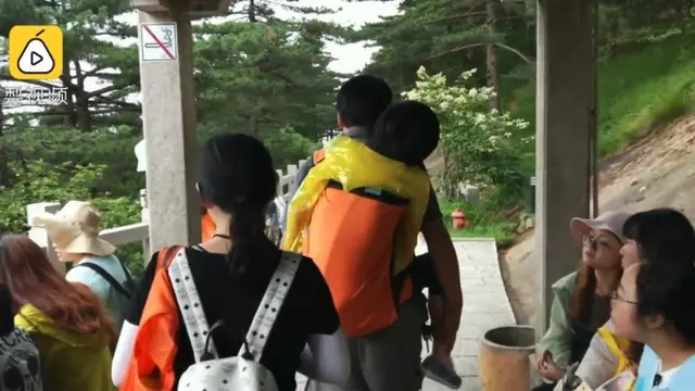 [Bintang] Ajak Istri yang Penyandang Disabilitas Jalan-jalan, Pria Ini Buat Netizen Menangis Haru