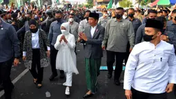 Presiden Joko Widodo atau Jokowi bersama Ibu Negara Iriana saat menghadiri acara puncak satu abad Nahdlatul Ulama (NU) di Sidoarjo, Jawa Timur, Selasa (7/2/2023). Jokowi menilai NU sebagai organisasi Islam terbesar di dunia layak berkontribusi untuk masyarakat internasional. (Biro Pers Istana Kepresidenan/Agus Suparto)