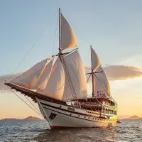 Untuk menikmati keindahan Kepulauan Raja Ampat bisa dilakukan dengan Kapal Phinisi (Foto: instagram/pranabyatzaro)