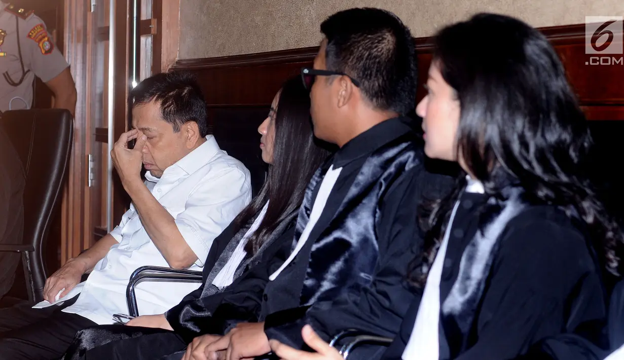 Tersangka korupsi proyek E-KTP Setya Novanto (kiri) bersama kuasa hukumnya jelang mengikuti sidang perdana di Pengadilan Tipikor, Jakarta, Rabu (13/12). Sidang beragendakan pembacaan dakwaan Jaksa Penuntut Umum KPK. (Liputan6.com/Helmi Fithriansyah)
