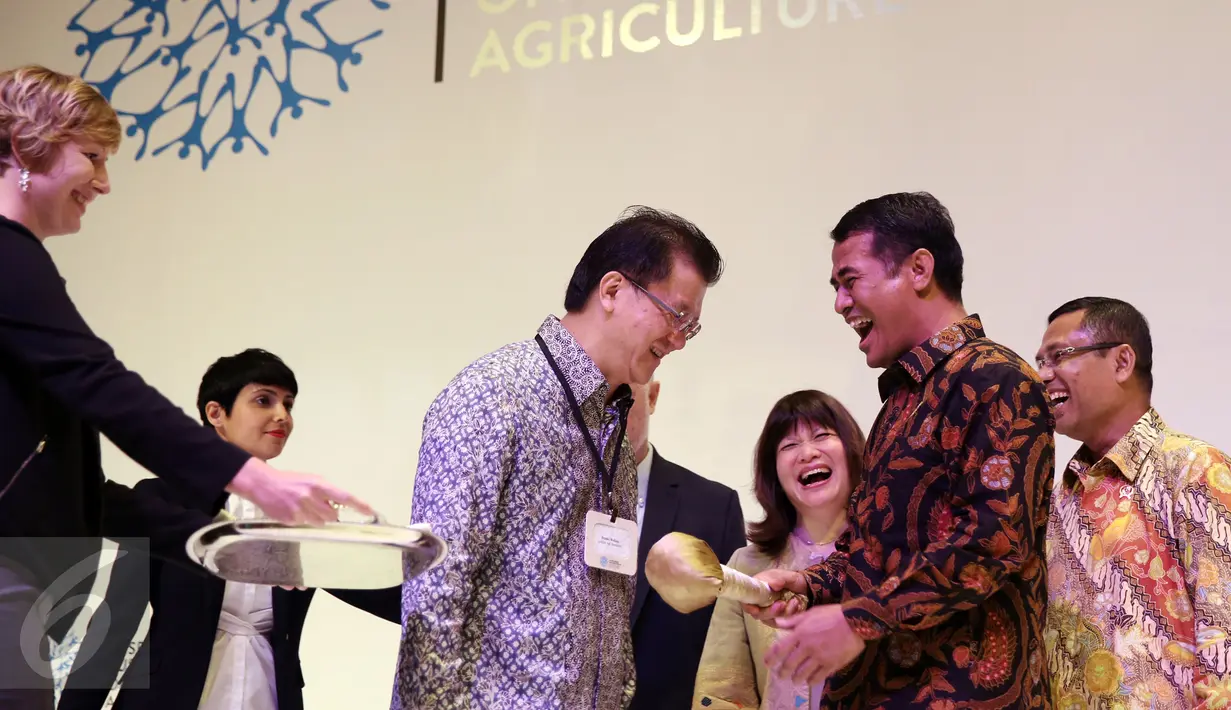 Menteri Pertanian RI, Amran Sulaiman (kanan) berbincang dengan Franky Widjaja Chairman & Chief Executive Officer Golden Agri Resources saat pembukaan Responsible Business Forum on Food And Agriculutre di Jakarta, Senin (25/4). (Liputan6.com/Faizal Fanani)