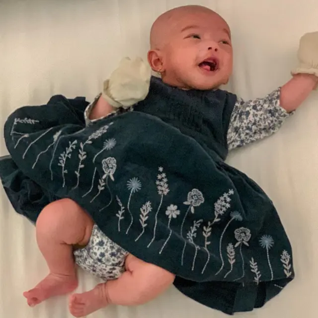 Berusia 6 Bulan, Ini 6 Potret Buah Hati Adzana Bing Slamet dan Rizky Alatas