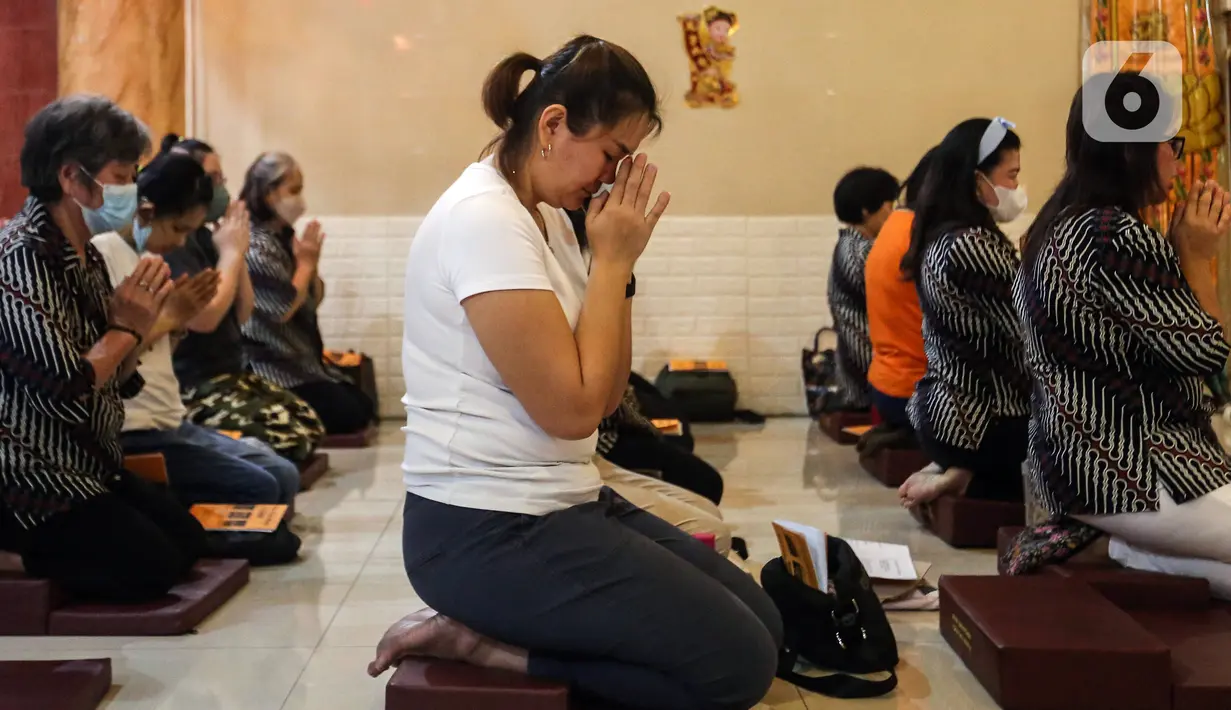 Umat Buddha melakukan sembahyang Puja Bakti Waisak di Vihara Avalokitesvara Pondok Cabe, Tangerang Selatan, Banten, Senin (16/5/2022). Ibadah perayaan Hari Raya Waisak 2566 BE berlangsung khidmat dengan mengusung tema "Dalam Cinta Kasih, Semua Bersaudara". (Liputan6.com/Johan Tallo)