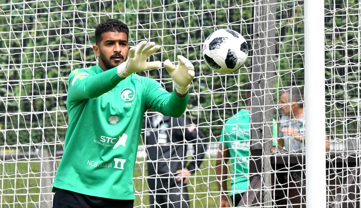 Kiper Arab Saudi, Abdullah Al-Mayouf, menangkap bola saat latihan jelang Piala Dunia di Saint Petersburg, Rusia, Senin (11/6/2018). Arab Saudi akan bertanding melawan Rusia pada laga pembukaan Piala Dunia 2018. (AFP/Giuseppe Cacace)