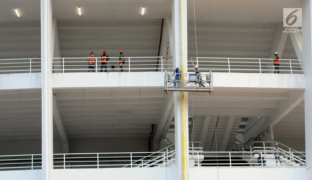Pekerja melakukan pengerjaan renovasi Stadion Utama Gelora Bung Karno, Jakarta, Selasa (8/8). Hingga saat ini, renovasi telah mencapai sekitar 80% dan ditargetkan rampung pada akhir 2017. (Liputan6.com/Helmi Fithriansyah)