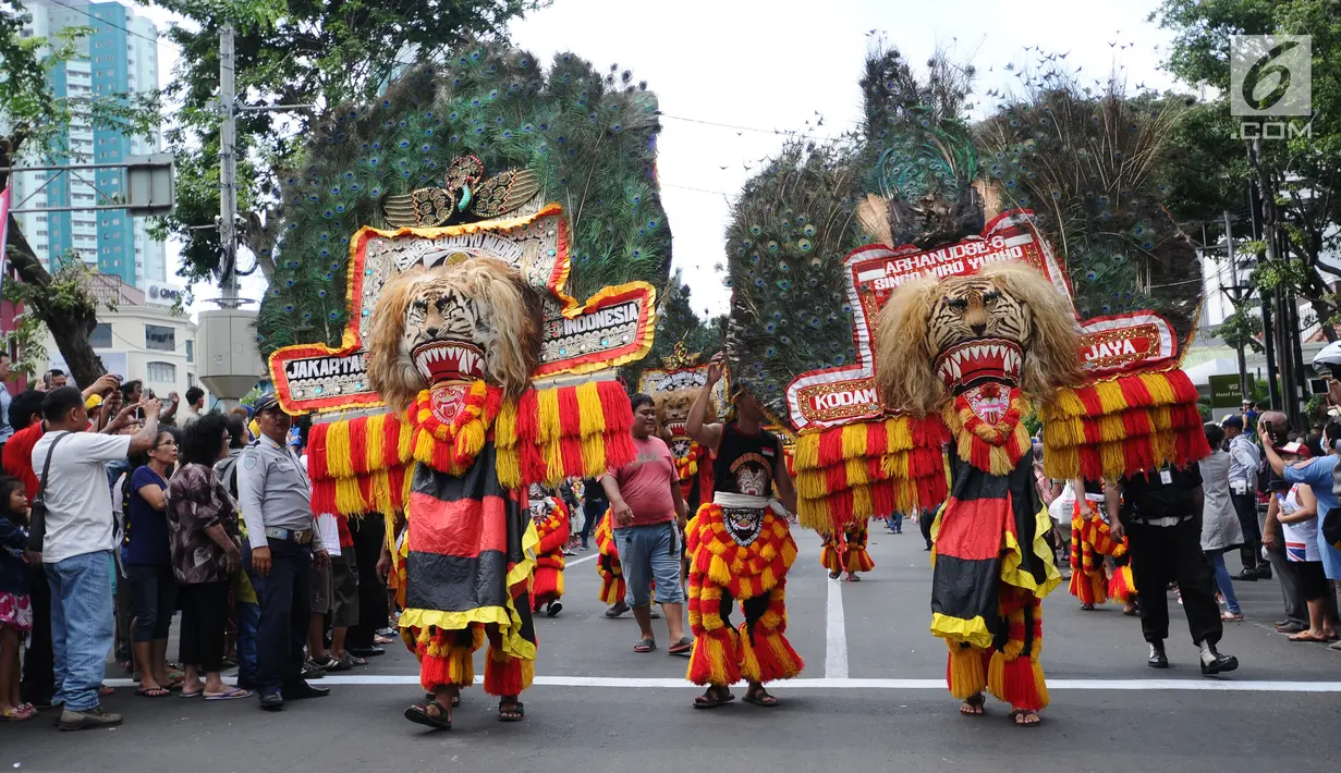 Atraksi reog ponorogo beraksi saat karnaval Cap Go Meh 2018 di Jalan Gajah Mada, Jakarta, Minggu (4/3). Beragam atraksi budaya ditampilkan dalam karnaval perayaan Cap Go Meh 2018 di kawasan Glodok Jakarta. (Liputan6.com/Helmi Fithriansyah)