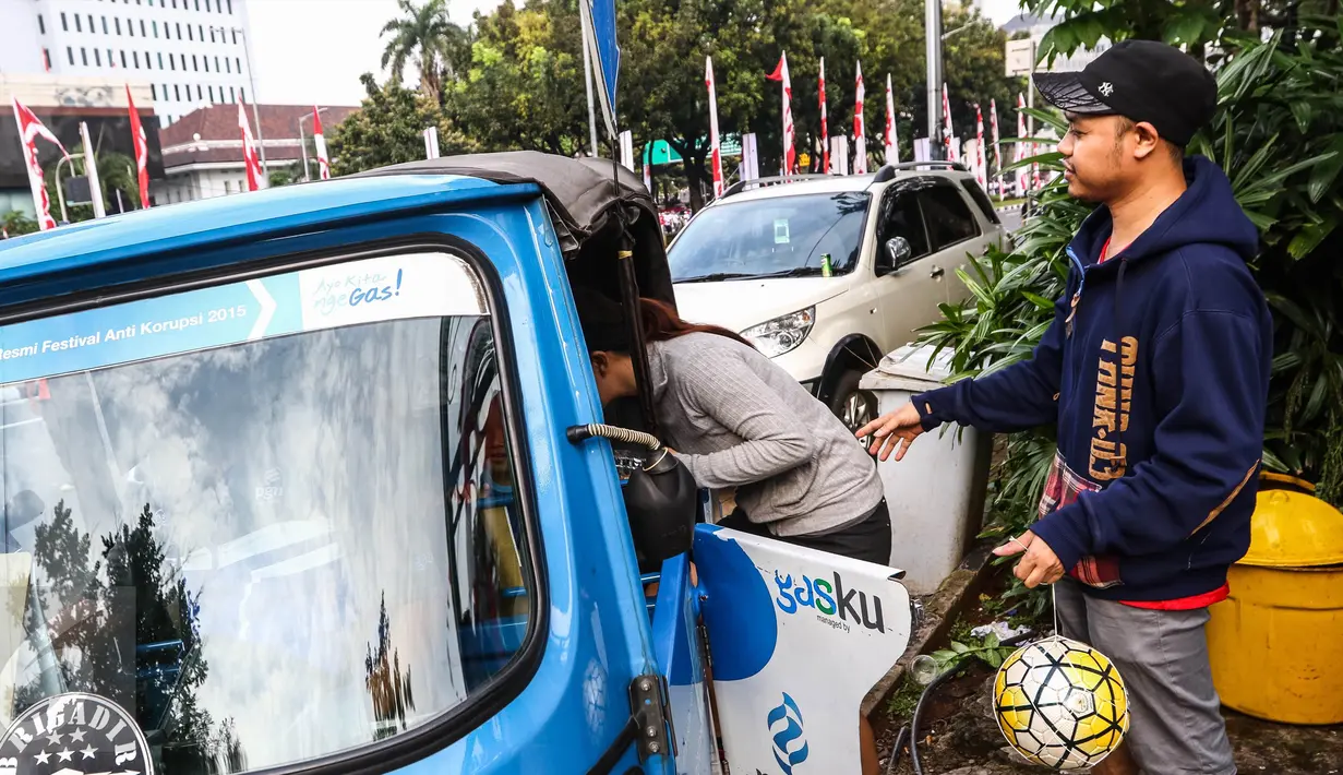 Penumpang sedang naik menggunakan bajaj di MRU PGN Station IRTI Monas, Jakarta, Minggu (14/08). Perusahaan Gas Negara mengkampanyekan pemanfaatan gas bumi yang aman, efisien dan ramah lingkungan. (Liputan6.com/Fery Pradolo).