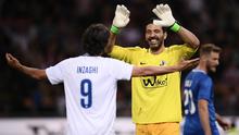 Mantan kiper Timnas Italia, Gianluigi Buffon, menyapa Filippo Inzaghi pada laga Notte del Maestro di Stadion Giuseppe Meazza, Milan, Senin (21/5/2018). Laga ini merupakan seremoni gantung sepatu dari Andrea Pirlo. (AFP/Marco Bertorello)