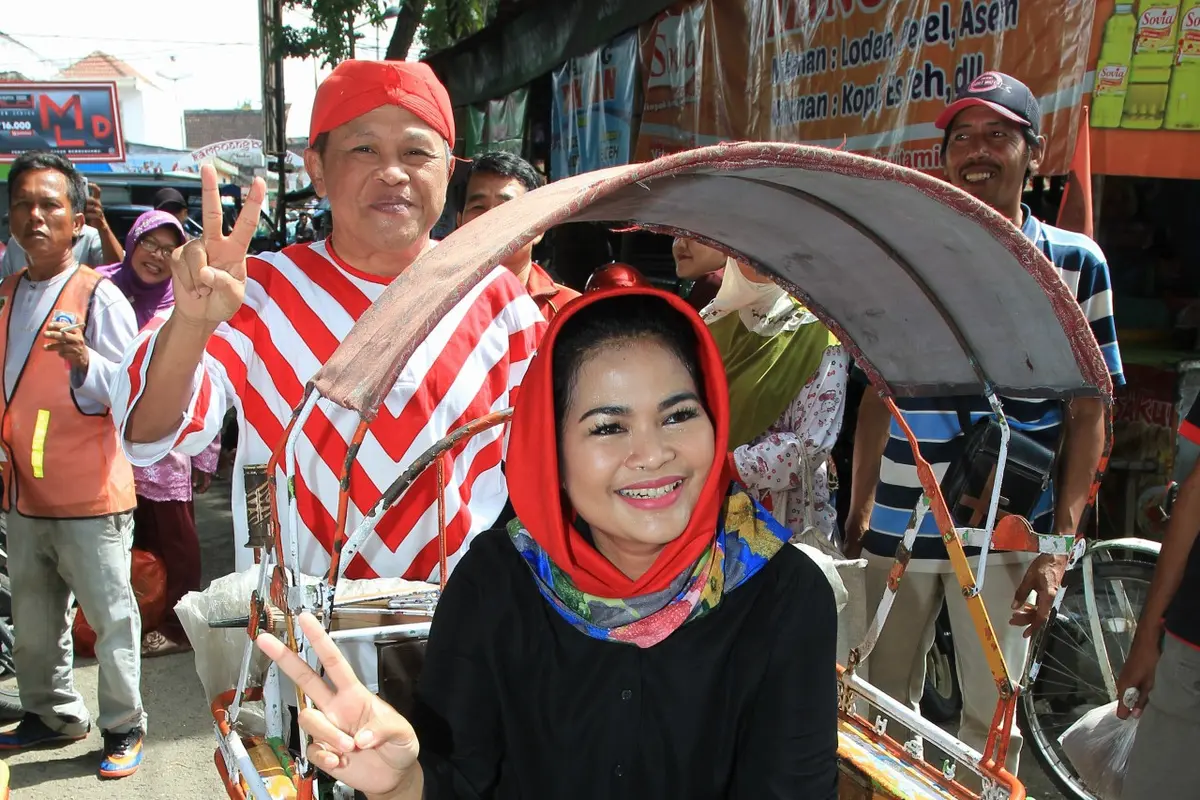 Kehadiran Kirun sontak membuat situasi pasar menjadi heboh. Figur ini telah dikenal luas oleh masyarakat Jawa Timur sebagai penggiat kesenian tradisional Jawa, campursari, dan pelawak.