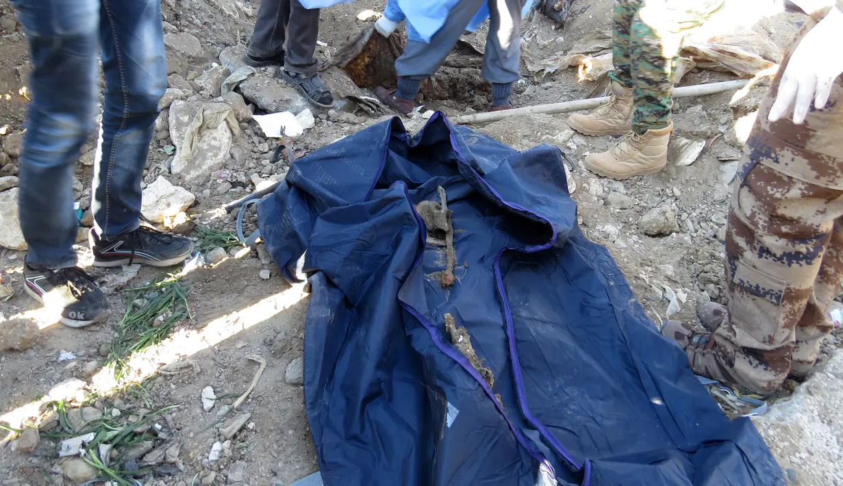 Tulang belulang yang tersisa dari jasad korban kesadisan kelompok ISIS ditemukan di sebuah kuburan massal di Kota Ramadi, sebelah barat Baghdad, Selasa (26/1). Kuburan massal tersebut berisi sisa-sisa sekitar 40 jasad. (AFP/ MOADH AL-DULAIMI)