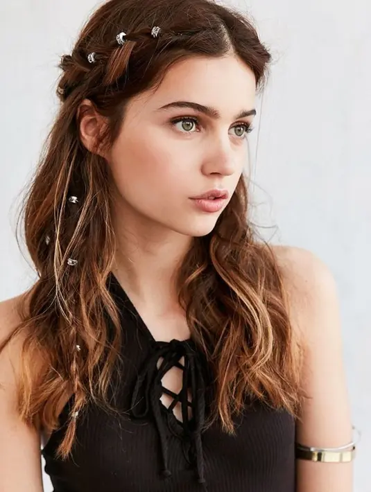 Tetap membuat rambut tergerai saat dikepang samping sedikit, kamu bisa tampil oke banget nih di acara musik. (Cosmopolitan)