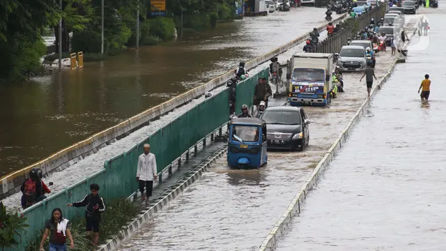 Begini Suasana Banjir di Jalan Gunung Sahari