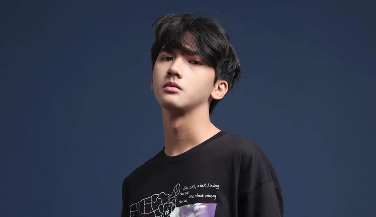 Masih berusia 17 tahun, siapa sangka jika Ari Irham memulai karirnya berawal dari DJ. Pada tahun 2016 ia lalu merambah ke dunia akting. Punya wajah tampan, Ari selalu cocok dengan busana apapun. (Liputan6.com/IG/@ariirhamm)