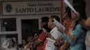 Para jemaat saat melakukan ibadah di Gereja Santo Laurensius, Alam Sutra, Tangerang, Kamis (24/12). Anggota kepolisian dan TNI berjaga disekitaran gereja untuk menanggulangi hal - hal yang tidak diinginkan. (Liputan6.com/Faisal R Syam)