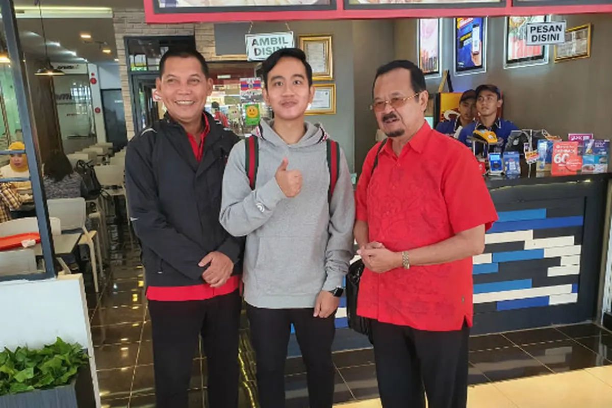 Momen Keakraban Gibran dan Purnomo-Teguh di Pesawat Sebelum Ikuti Fit and Proper Test