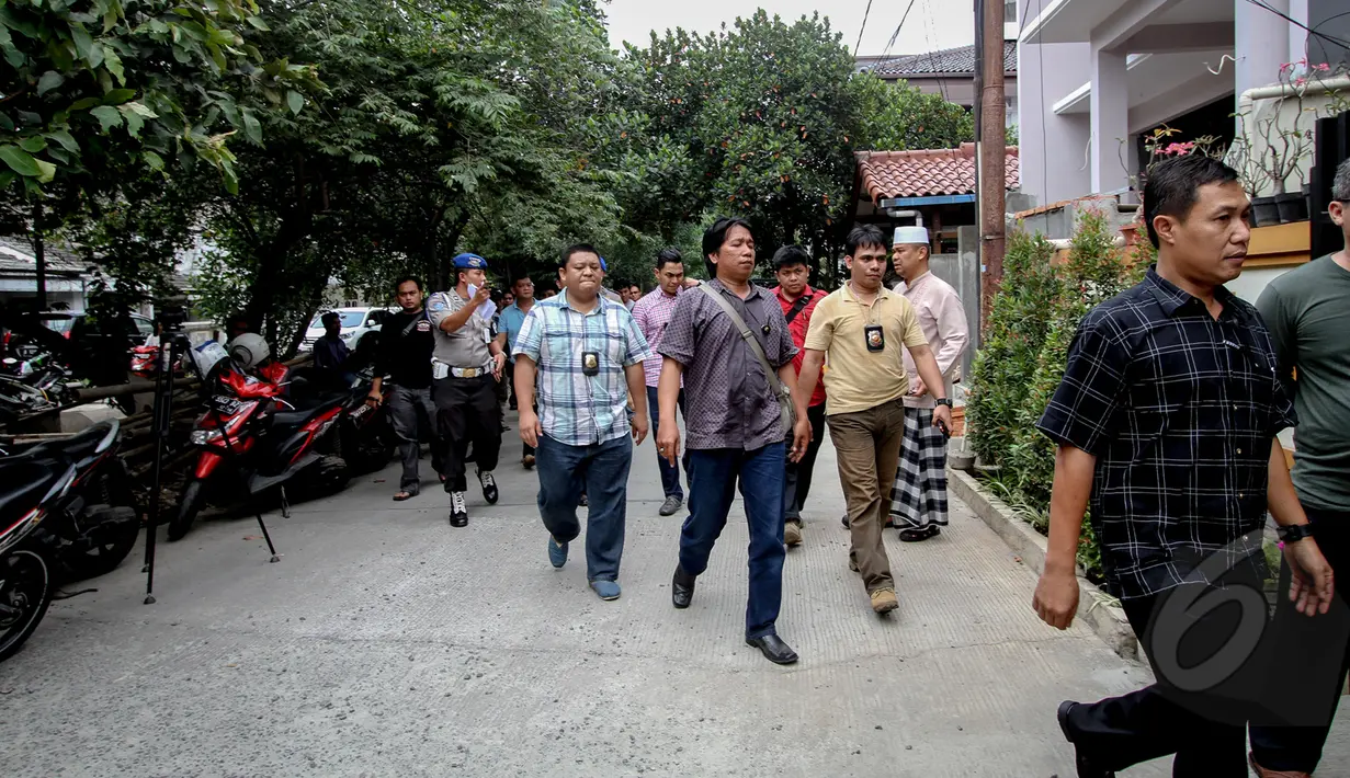 Anggota Bareskrim Mabes Polri melakukan penggeledahan di rumah Novel Baswedan di perumahan Kelapa Gading, Jakarta, Jumat (1/5/2015). Sejumlah petugas tampak mendatangi  rumah Novel Baswedan (Liputan6.com/Faizal Fanani)
