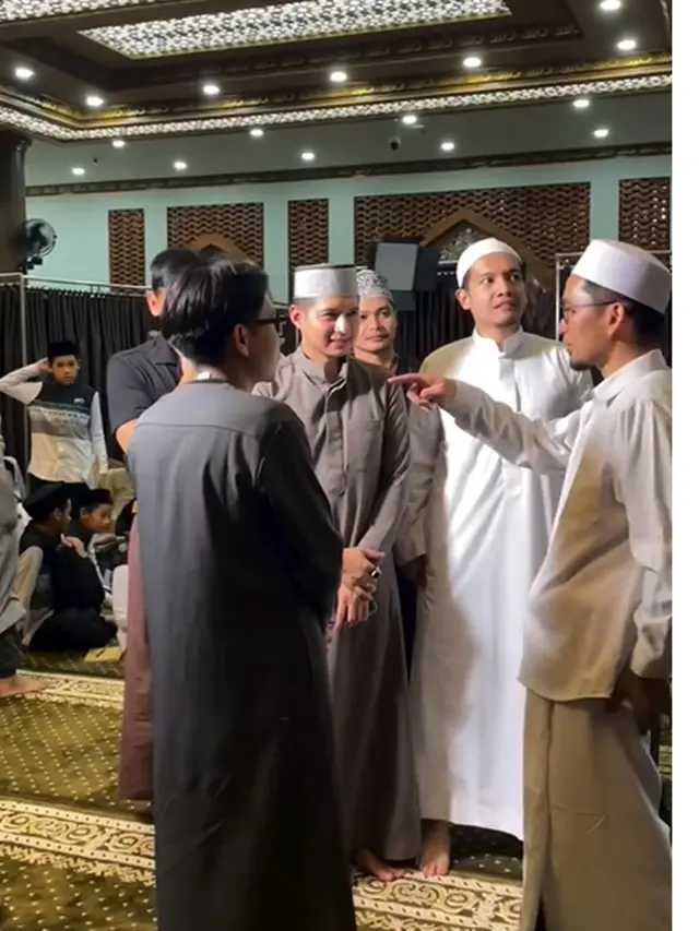 6 Potret Artis Itikaf di Masjid Ramadhan 2025, Raffi Ahmad hingga Angel Lelga