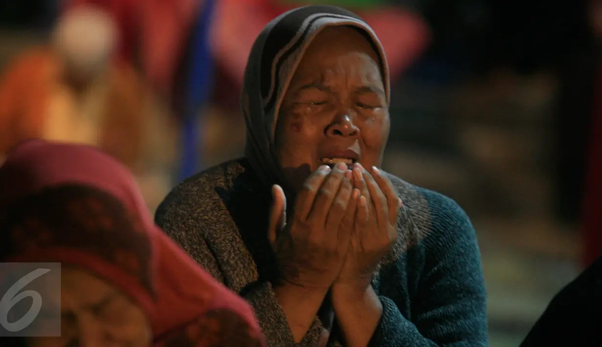 Seorang warga menangis saat menggelar renungan dan doa di tugu prasasti 'Gempa Bumi Bantul 27 Mei 2006' Kabupaten Bantul, Yogyakarta, Jumat (27/5). Kesedihan tampak diraut wajah warga yang ditinggal keluarganya akibat gempa. (Liputan6.com/Boy Harjanto)