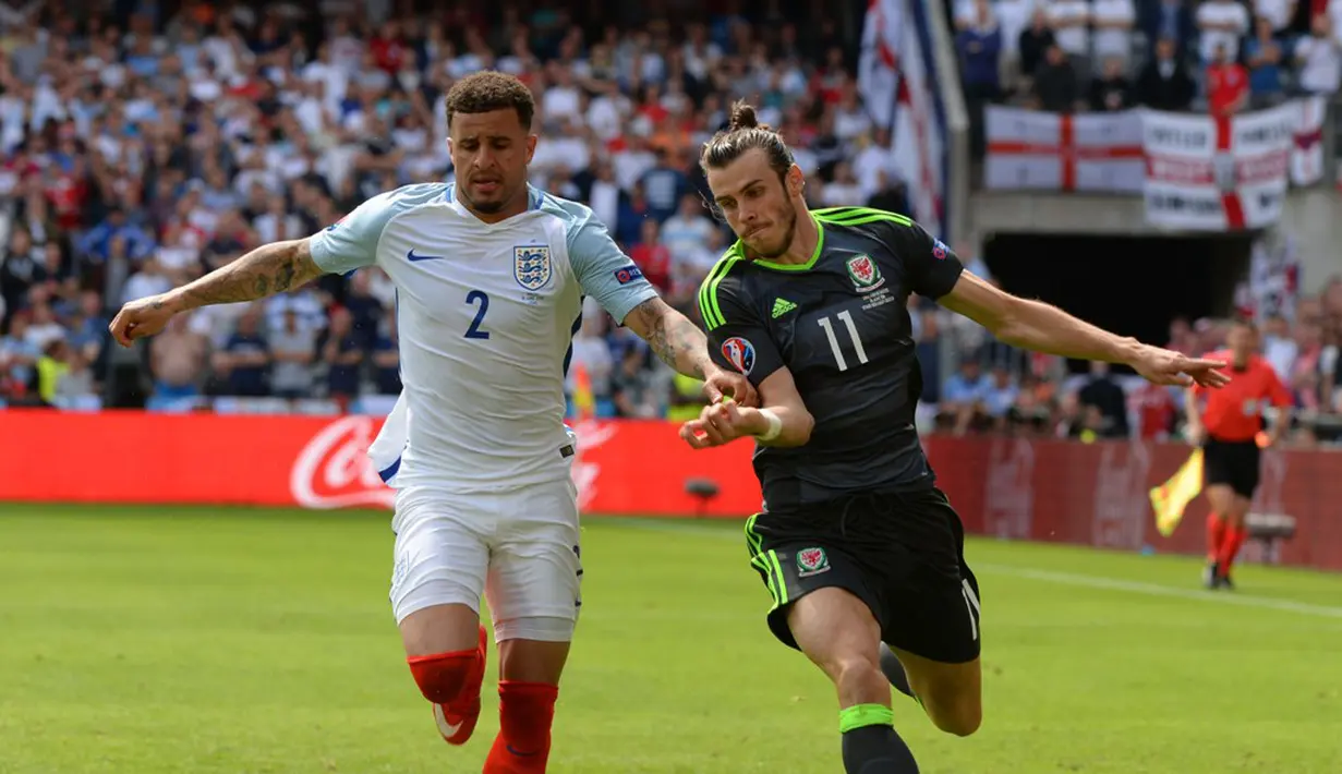Kyle Walker menjadi benteng yang kokoh bagi jantung pertahanan Inggris saat menang 2-1 atas Wales, (16/6/2016). Walker juga melepaskan 85% umpan yang akurat. (AFP/Denis Charlet)