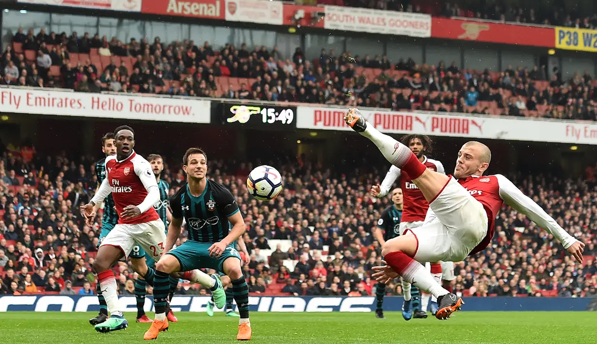 Gelandang Arsenal, Jack Wishere, berupaya melepas tendangan saat melawan Southampton pada laga Premier League di Stadion Emirates, London, Minggu (8/4/2018). Arsenal menang 3-2 atas Southampton. (AFP/Glyn Kirk)
