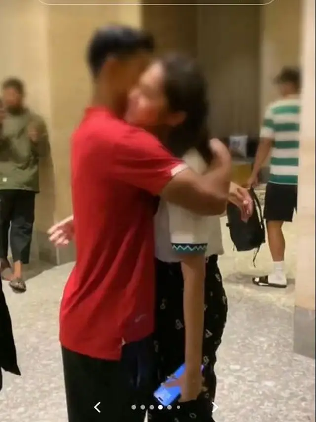 6 Momen Arhan Cium dan Rangkul Azizah di Depan Umum, Mulai Tak Malu-Malu