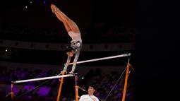 Pesenam Korea Selatan, Lee Yunseo beraksi pada nomor palang bertingkat dalam Kejuaraan Dunia Gimnastik 2025 di Indonesia Arena, Senayan, Jakarta, Senin (20/10/2025). (Bola.com/Bagaskara Lazuardi)