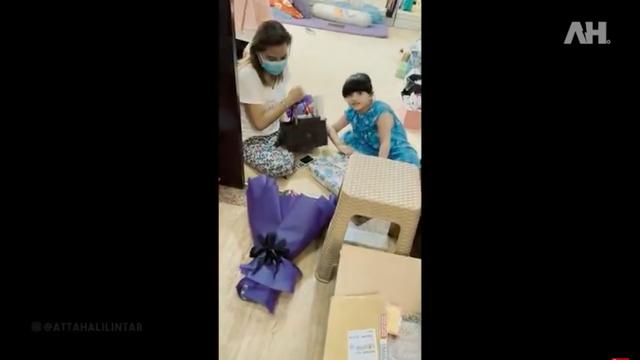 Momen Atta Halilintar Jenguk Aurel Hermansyah dan Arsy, Bawakan Hadiah Spesial. (Sumber: Youtube/Atta Halilintar)